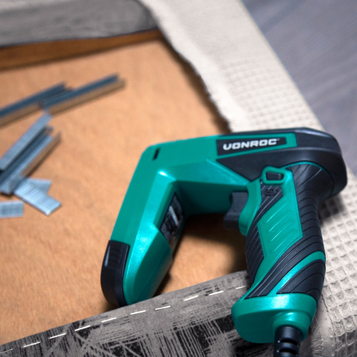 Electric tacker - Incl. 900 staples & 300 nails