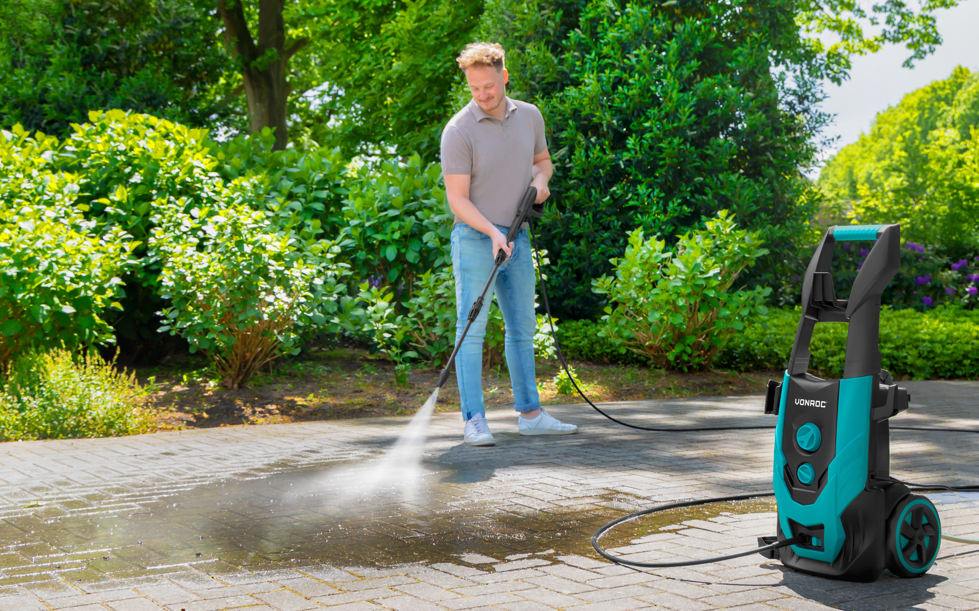 Einfahrt reinigen mit VONROC Hochdruckreiniger